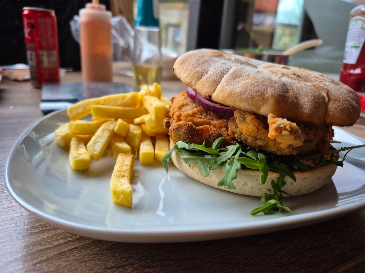 Veganer Austernpilz-Burger mit Pommes